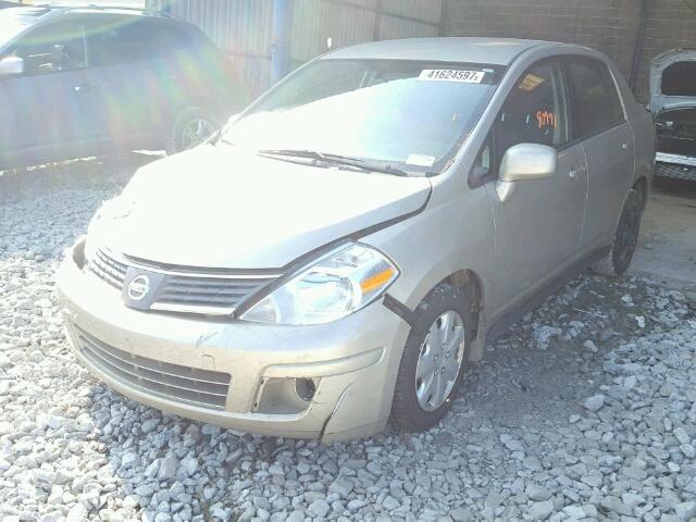 3N1BC11E09L407352 - 2009 NISSAN VERSA S GOLD photo 2