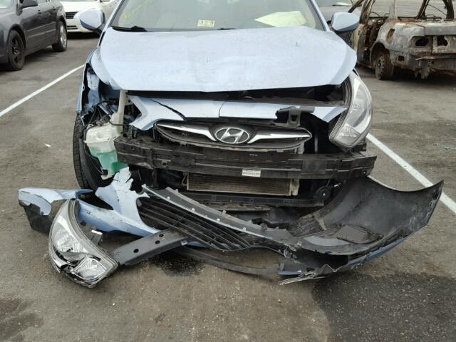 KMHCT4AE9DU556615 - 2013 HYUNDAI ACCENT BLUE photo 9