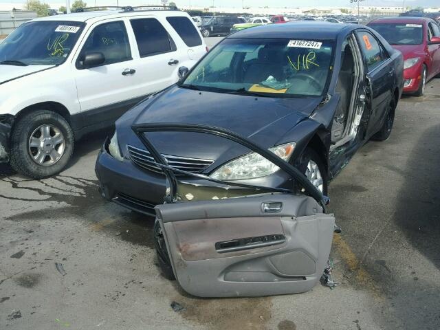 4T1BE32K65U583485 - 2005 TOYOTA CAMRY GRAY photo 2