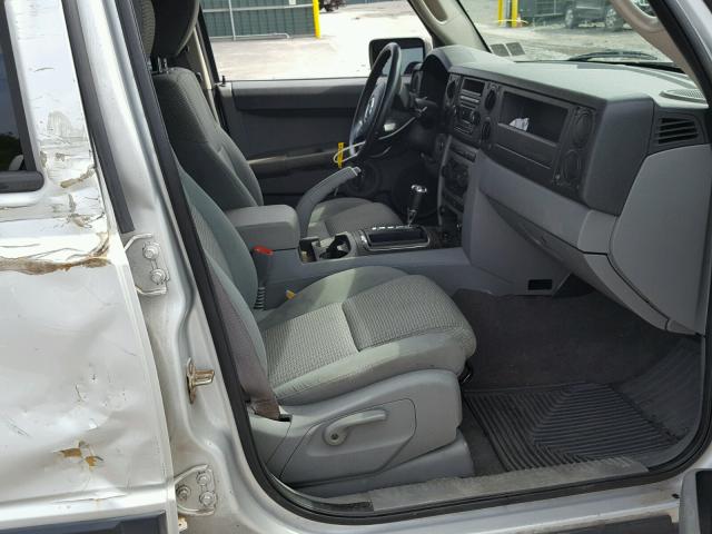 1J8HG48K26C346322 - 2006 JEEP COMMANDER SILVER photo 5