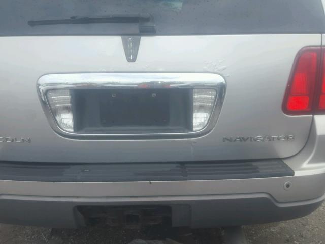5LMFU28R33LJ30010 - 2003 LINCOLN NAVIGATOR ვერცხლისფერი ფოტო 9