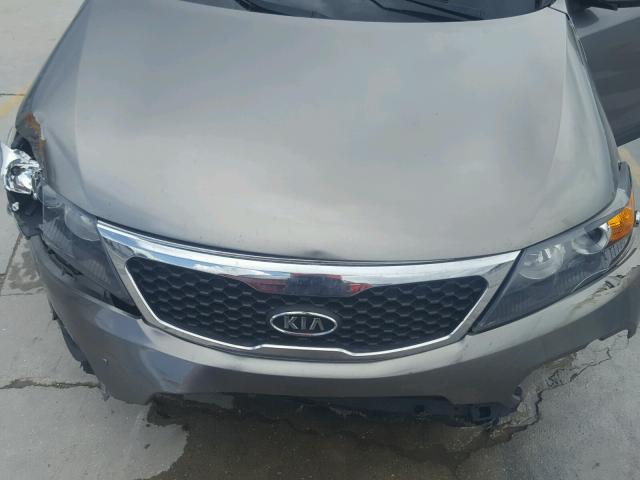 5XYKT4A27BG077372 - 2011 KIA SORENTO BA GRAY photo 7