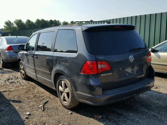 2V4RW3DG5BR694939 - 2011 VOLKSWAGEN ROUTAN SE GRAY photo 3