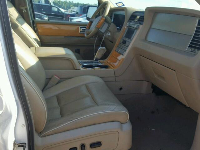 5LMFU27539EJ02199 - 2009 LINCOLN NAVIGATOR Weiß Foto 5