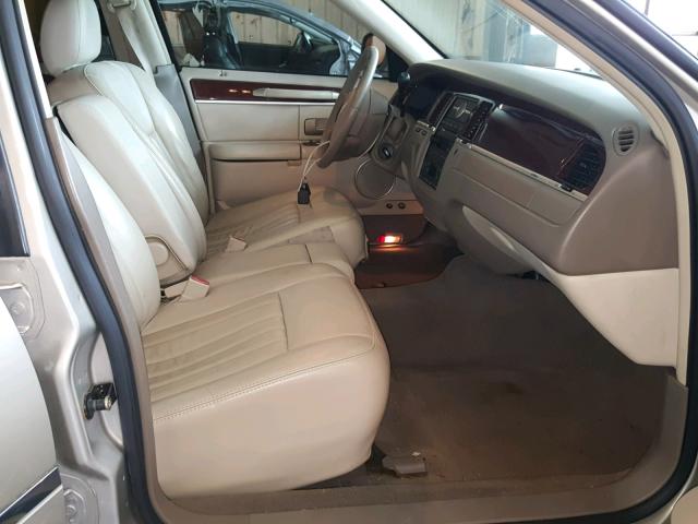 1LNHM81W25Y660635 - 2005 LINCOLN TOWN CAR S BEIGE photo 5