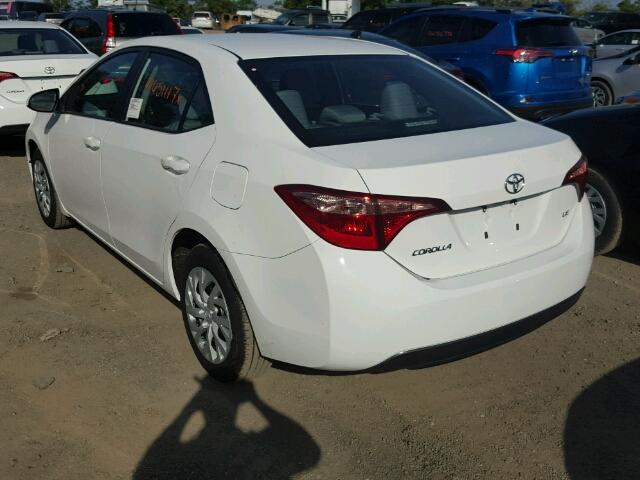 5YFBURHE9HP689961 - 2017 TOYOTA COROLLA WHITE photo 3