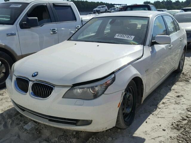 WBANV13518CZ51593 - 2008 BMW 528 XI WHITE photo 2