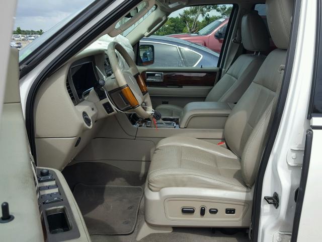 5LMJJ2J56DEL02272 - 2013 LINCOLN NAVIGATOR Weiß Foto 5