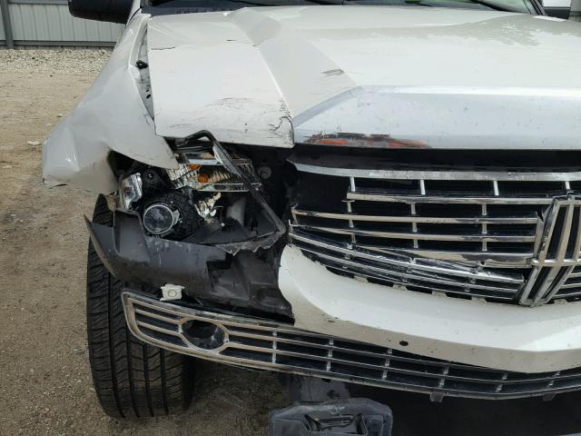 5LMJJ2J56DEL02272 - 2013 LINCOLN NAVIGATOR Weiß Foto 9