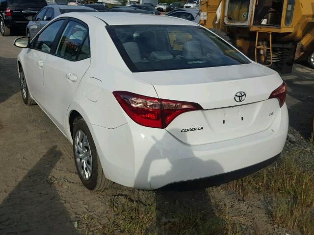 5YFBURHEXHP685093 - 2017 TOYOTA COROLLA WHITE photo 3