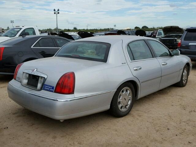 1LNHM82W92Y641896 - 2002 LINCOLN TOWN CAR GRAY photo 4