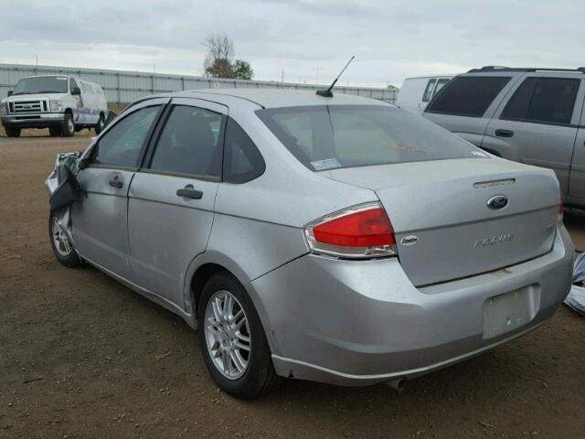 1FAHP3FN2AW111639 - 2010 FORD FOCUS SILVER photo 3