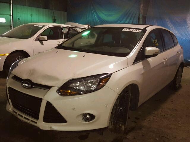 1FAHP3N27CL173095 - 2012 FORD FOCUS TITA WHITE photo 2