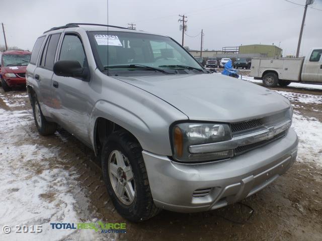 1GNDT13S442222795 - 2004 CHEVROLET TRAILBLAZE SILVER photo 2