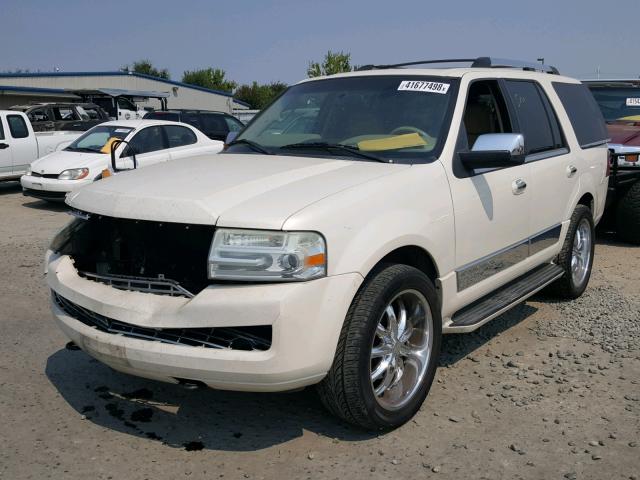 5LMFU27528LJ00731 - 2008 LINCOLN NAVIGATOR Weiß Foto 2