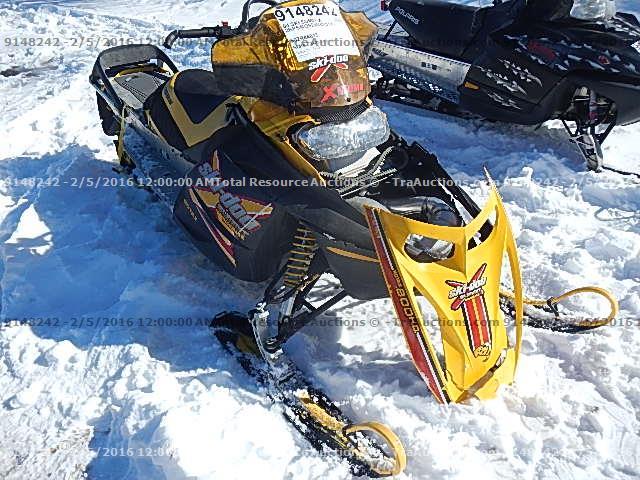 2BPS402924V000173 - 2004 SKI SUMIT X800 YELLOW photo 2