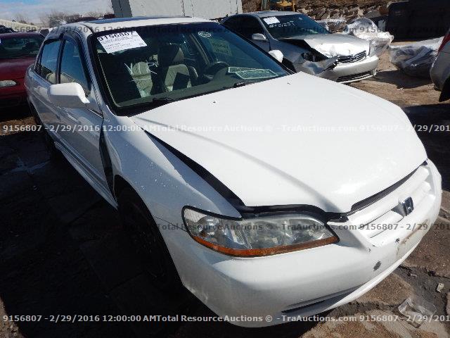 1HGCG16552A050909 - 2002 HONDA ACCORD EX WHITE photo 2