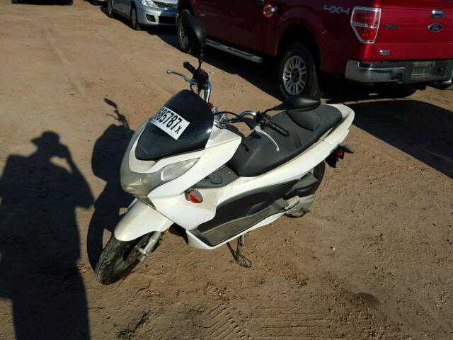 MLHJF2801B5000451 - 2011 HONDA PCX WHITE photo 2