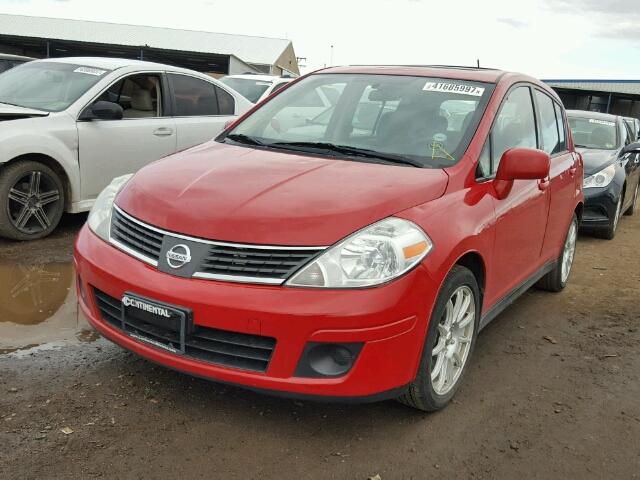 3N1BC13E29L371290 - 2009 NISSAN VERSA S RED photo 2