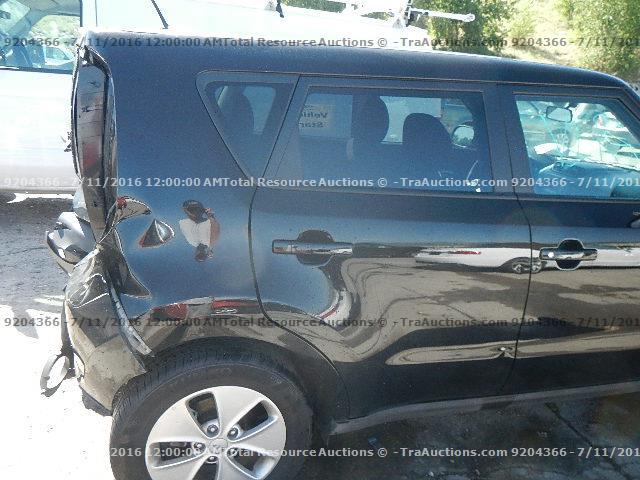 KNDJN2A23G7829499 - 2016 KIA SOUL BLACK photo 16