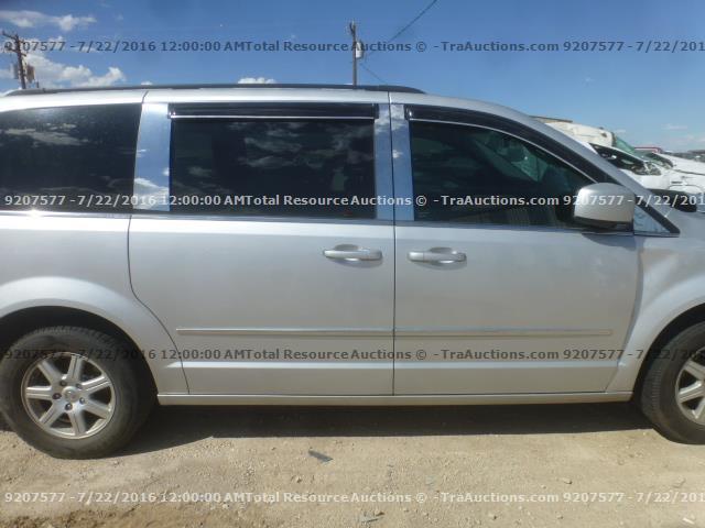 2A4RR5D16AR243228 - 2010 CHRYSLER TOWN & COU SILVER photo 10