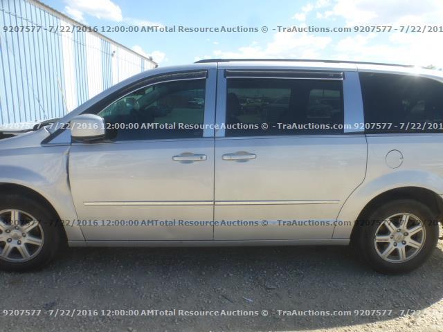 2A4RR5D16AR243228 - 2010 CHRYSLER TOWN & COU SILVER photo 13