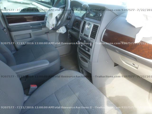 2A4RR5D16AR243228 - 2010 CHRYSLER TOWN & COU SILVER photo 5