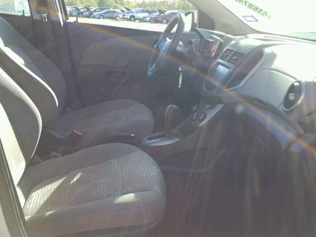 1G1JA5SH0E4235718 - 2014 CHEVROLET SONIC LS 银色 照片 5
