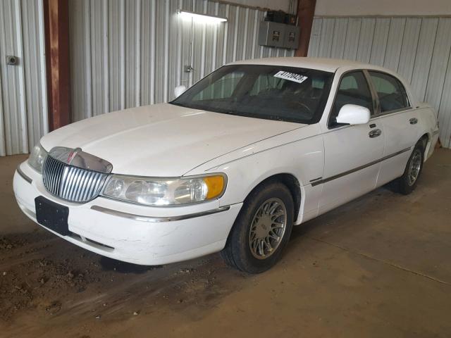 1LNHM82W01Y630770 - 2001 LINCOLN TOWN CAR S WHITE photo 2