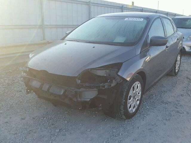 1FAHP3F27CL127863 - 2012 FORD FOCUS SE GRAY photo 2