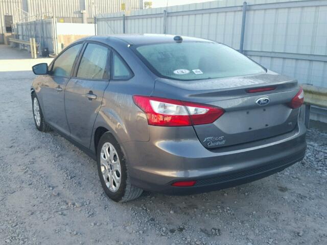 1FAHP3F27CL127863 - 2012 FORD FOCUS SE GRAY photo 3