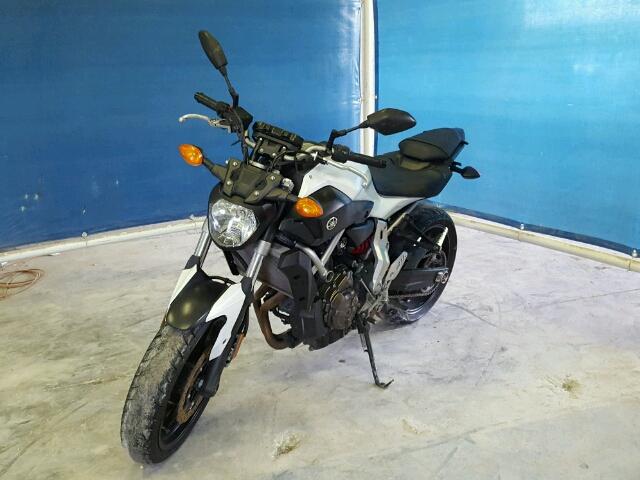 JYARM06E7FA000610 - 2015 YAMAHA FZ07 WHITE photo 2