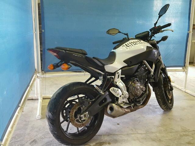 JYARM06E7FA000610 - 2015 YAMAHA FZ07 WHITE photo 4