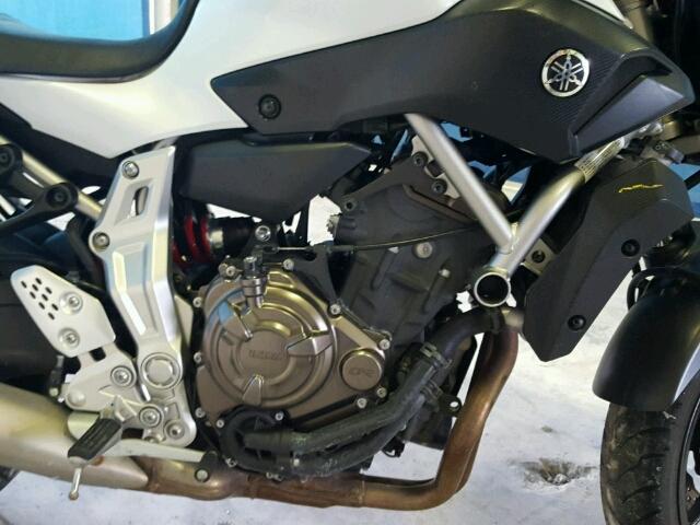 JYARM06E7FA000610 - 2015 YAMAHA FZ07 WHITE photo 7