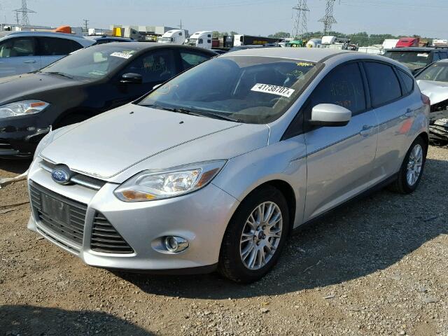 1FAHP3K26CL107268 - 2012 FORD FOCUS SE SILVER photo 2