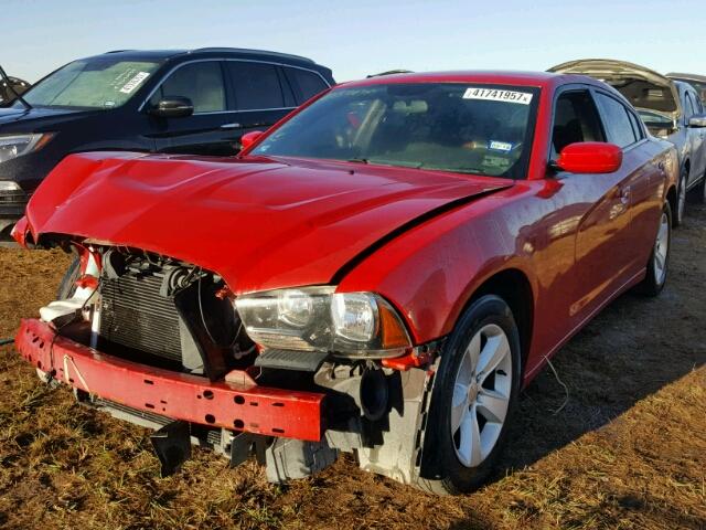 2C3CDXBG6DH637436 - 2013 DODGE CHARGER SE RED photo 2