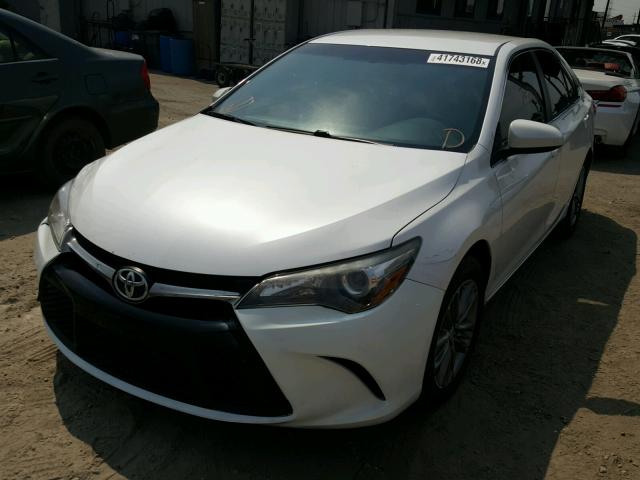 4T1BF1FK5FU484816 - 2015 TOYOTA CAMRY LE WHITE photo 2