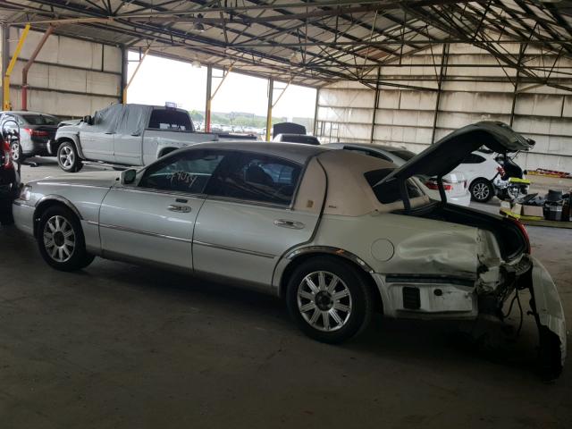 1LNHM83W94Y622475 - 2004 LINCOLN TOWN CAR U BEIGE photo 3