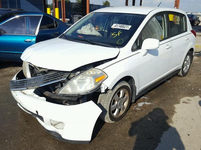 3N1BC13E17L443027 - 2007 NISSAN VERSA WHITE photo 2