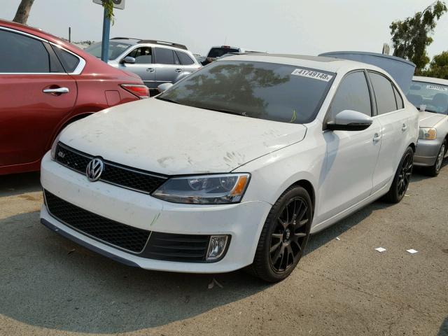 3VW5A7AJ2DM422578 - 2013 VOLKSWAGEN JETTA GLI WHITE photo 2