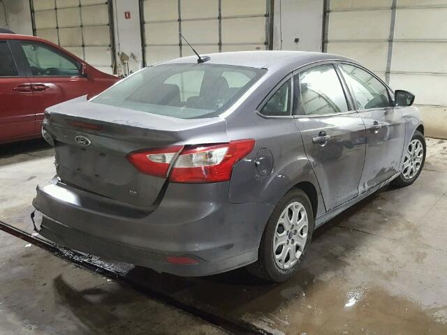 1FAHP3F27CL240048 - 2012 FORD FOCUS SE GRAY photo 4