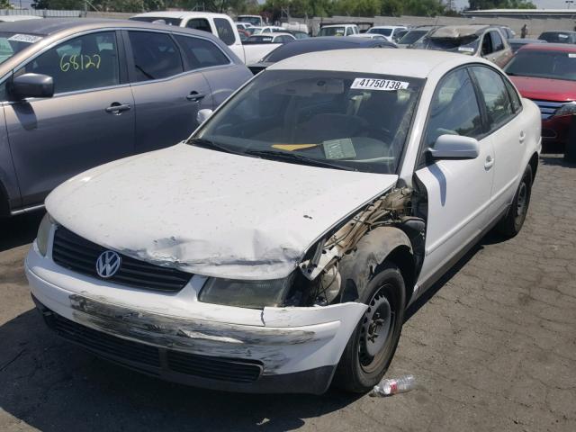 WVWMA23B2YP293782 - 2000 VOLKSWAGEN PASSAT GLS WHITE photo 2