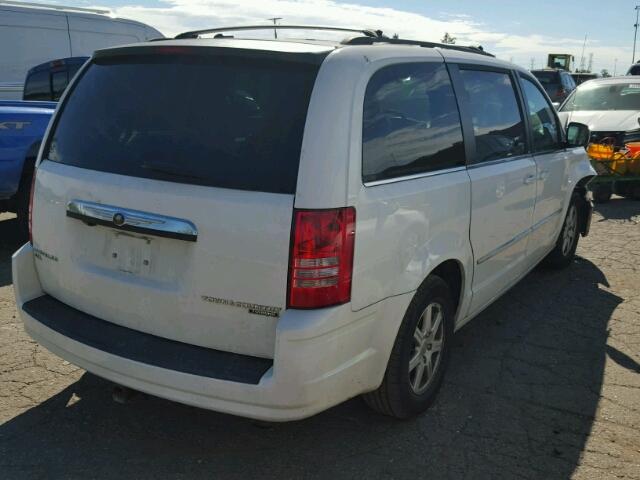 2A4RR5DX8AR124049 - 2010 CHRYSLER TOWN & COU WHITE photo 4