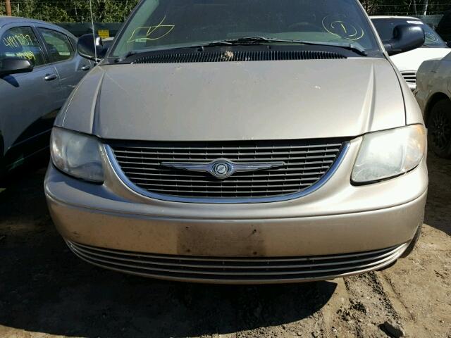 2C4GP44303R318538 - 2003 CHRYSLER TOWN & COU BEIGE photo 9