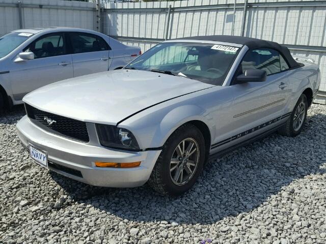 1ZVFT84N855178199 - 2005 FORD MUSTANG SILVER photo 2