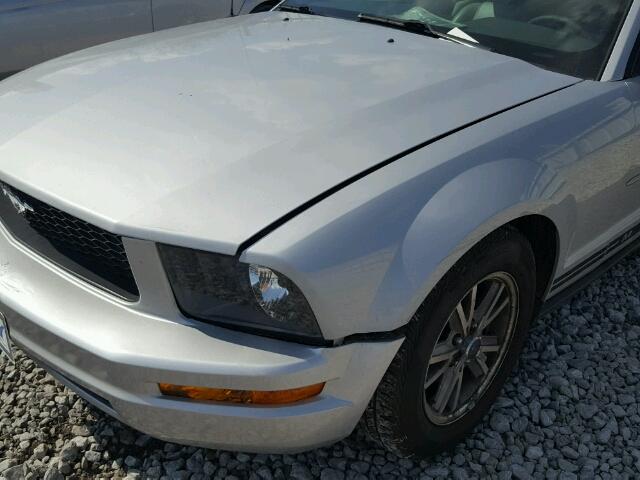 1ZVFT84N855178199 - 2005 FORD MUSTANG SILVER photo 9