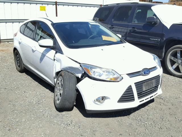 1FAHP3K26CL416223 - 2012 FORD FOCUS SE WHITE photo 1