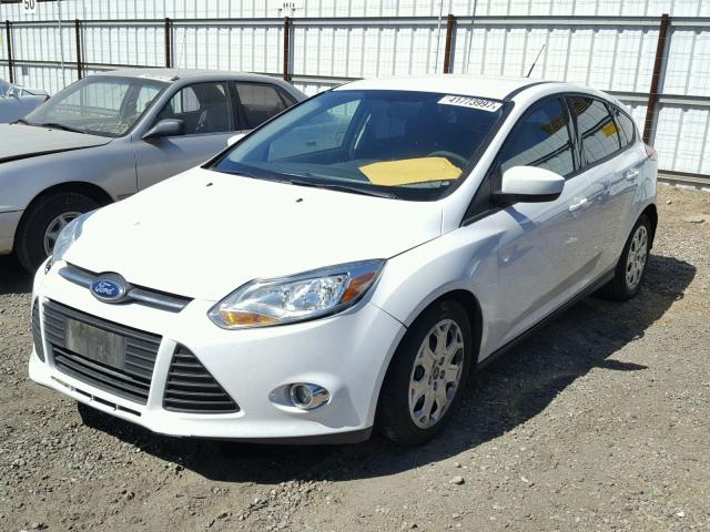 1FAHP3K26CL416223 - 2012 FORD FOCUS SE WHITE photo 2