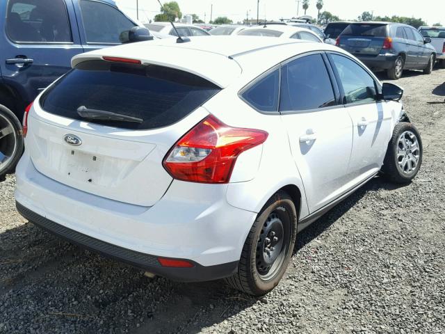 1FAHP3K26CL416223 - 2012 FORD FOCUS SE WHITE photo 4