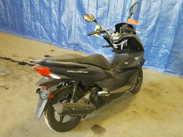 RLHKF1804JY300256 - 2018 HONDA PCX 150 GRAY photo 4